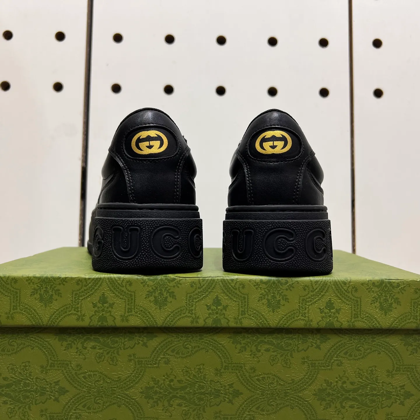 Factory price: 400💰Gucci original quality.~ Unique modern style sneakers. 🏃A must-have casual shoe for trendy men😍😍 Imported cowhide, sheepskin foot pads (refuse to discolor and grind feet) soles: Original soles specially provided by the original factory, French lazy style design ⚠️Fit to the feet, original quality, super comfortable original soles. Just like shooting the real thing 🎬The real thing is better, high-quality sneakers, size: 38-44 (45 and 46 can be customized)